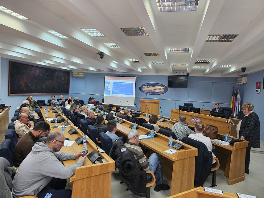 ПРИЈЕДОР, 9. ДЕЦЕМБРА /СРНА/ - У Приједору је данас одржана јавна расправа о приједлозима и сугестијама за измјене и допуне правилника према којима се додјељују средства из буџета града за суфинансирање и финансирање њихових активности.