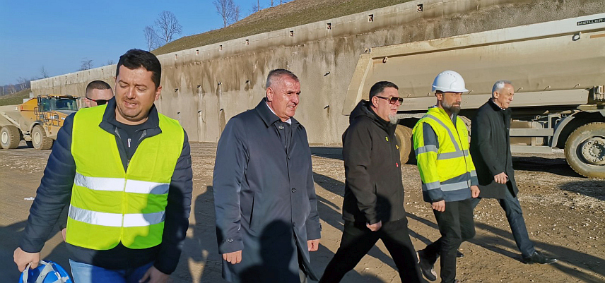 ДОБОЈ, 9. ДЕЦЕМБРА /СРНА/ - Bршилац дужности директора предузећа "Аутопутеви Републике Српске" Радован Вишковић посјетиo je градилиште друге дионице Коридора "Пет це", на правцу од Руданке /Костајнице/ до Путниковог брда, познате као "Добојска обилазница".