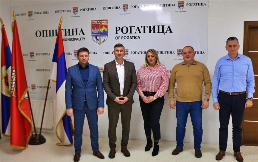 РОГАТИЦА, 9. ДЕЦЕМБРА /СРНА/ - Директор Завод за запошљавање Републике Српске Дамјан Шкипина разговарао је са начелником општине Рогатица Нинославом Прелићем о унапређењу сарадње у области запошљавања, са фокусом на креирање конкретних мјера које ће одговорити реалним потребама привреде и незапослених лица.