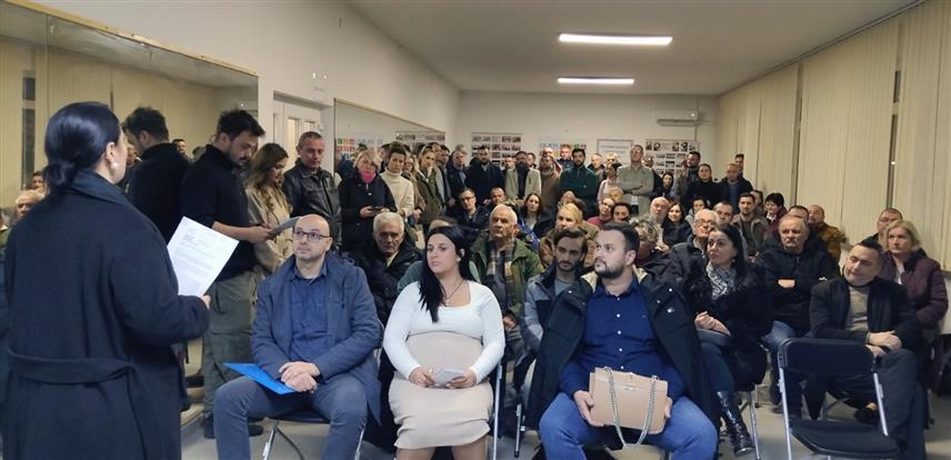 БАЊАЛУКА, 9. ДЕЦЕМБРА /СРНА/ - Мјештани бањалучког насеља Росуље одржали су вечерас састанак на којем су скупили потписе како би поднијели захтјев за сазивање збора грађана ове мјесне заједнице ради примједаба на Нацрт измјена дијела регулационог плана "Малта један" који предвиђа изградњу 16 зграда.