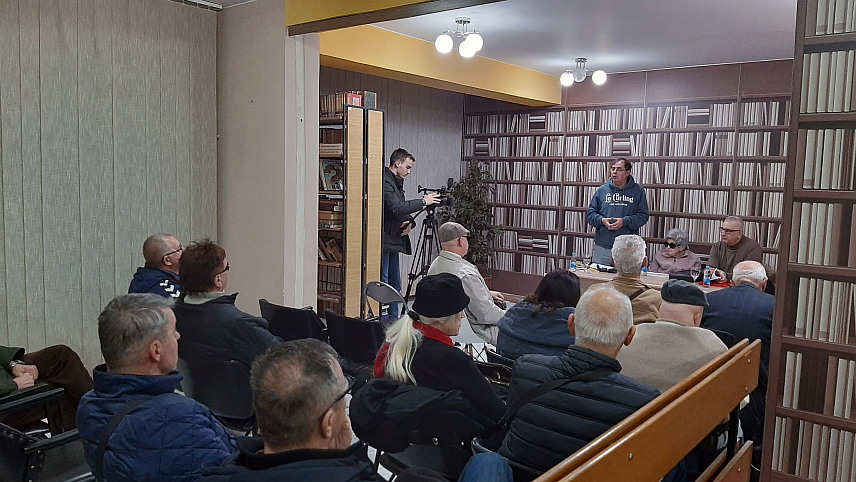 ПРЊАВОР, 9. ДЕЦЕМБРА /СРНА/ - Бањалучка подружница Удружења књижевника Републике Српске вечерас је, у сарадњи са Савезом слијепих и слабовидих лица Српске, одржала вече хумора, сатире и поезије у Народној библиотеци у Прњавору.