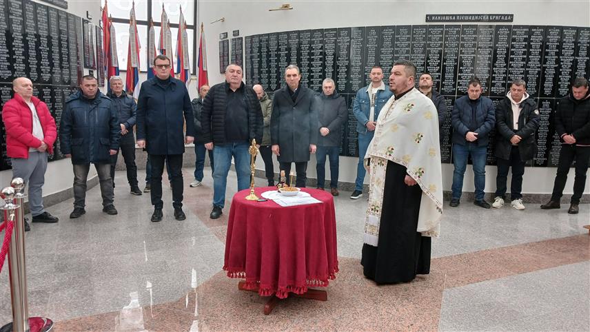 ИСТОЧНА ИЛИЏА, 10. ФЕБРАУАРА /СРНА/ - У Спомен-цркви Светог великомученика Димитрија на Вељинама у Источној Илиџи данас је служен парастос за 14 погинулих и умрлих припадника Првог јуришног батаљона Илиџанске бригаде.	