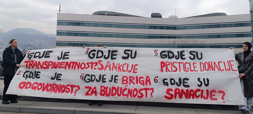 САРАЈЕВО, 10. ФЕБРУАРА /СРНА/ - Више стотина студената и грађана БиХ данас је испред зграде Парламентарне скупштине БиХ затражило кривично санкционисање свих одговорних за смрт 29 људи у Доњој Јабланици, Коњицу и Фојници у поплавама и клизиштима прошле године, као и за страдање 21 особе у поплавама 2014. године.	