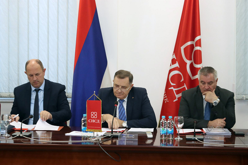 БАЊАЛУКА, 10. ФЕБРУАРА /СРНА/ - У Бањалуци је данас одржана сједница Извршног комитета СНСД-а којој је присуствовао предсједник те странке Милорад Додик. Сједници су присуствовали и потпредсједници СНСД-а Радован Вишковић, Мирослав Бојић, Лука Петровић и Сања Вулић, као и генерални секретар Срђан Амиџић и организациони секретар Игор Додик. /Фото - Борислав Здриња/	