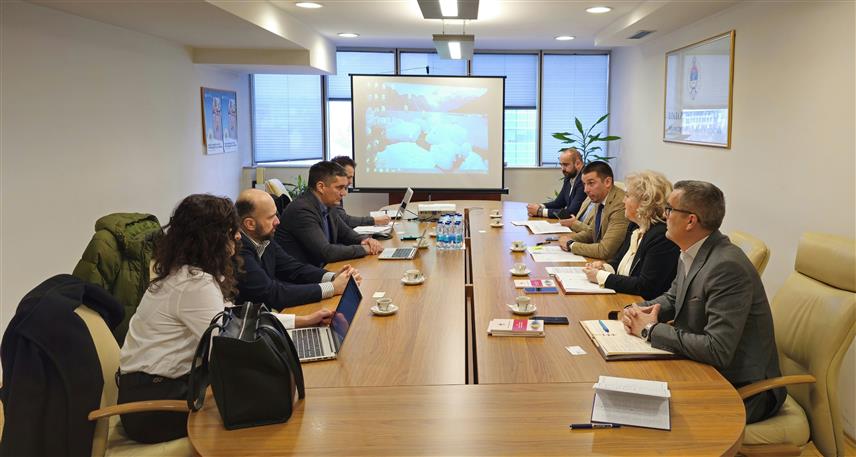 БАЊАЛУКА, 10. ФЕБРУАРА /СРНА/ - Министар трговине и туризма Републике Српске Денис Шулић разговарао је данас у Бањалуци са представницима трговачког ланца "Лидл" о отпочињању пословања ове компаније у Српској.	