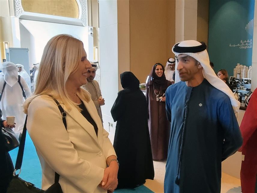 ДУБАИ, 11. ФЕБРУАРА /СРНА/ - Српски члан и предсједавајућа Предсједништва БиХ Жељка Цвијановић разговарала је данас са министром спољне трговине Уједињених Арапских Емирата Танијем ал Зејудијем на маргинама Свјетског самита влада у Дубаију.	