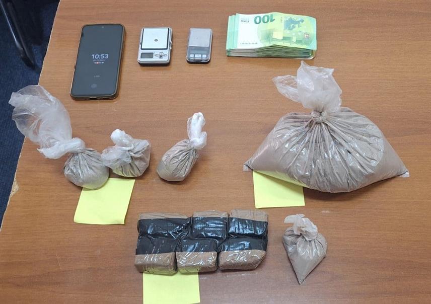 САРАЈЕВО, 11. ФЕБРУАРА /СРНА/ - Сарајевска полиција је у акцији "Заза" ухапсила је лица чији су иницијали М.М. /66/ и А.М. /42/ код којих је пронађено више од килограм хероина. У извршеним претресима пронађено је и одузето више од 1.300 грама хероина, двије дигиталне ваге, одређени износ новца у еврима и КМ, те други предмети од интереса за истрагу.	