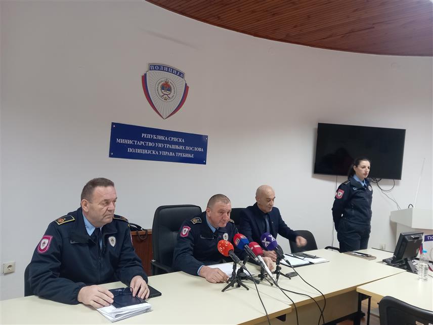 TРЕБИЊЕ, 11. ФЕБРУАРА /СРНА/ - Начелник Полицијске управе Требиње Синиша Лакета, начелник Сектора полиције Миодраг Јанковић и начелник Сектора криминалистичке полиције Љубомир Супић на конференцији за новинаре данас у Требињу.	