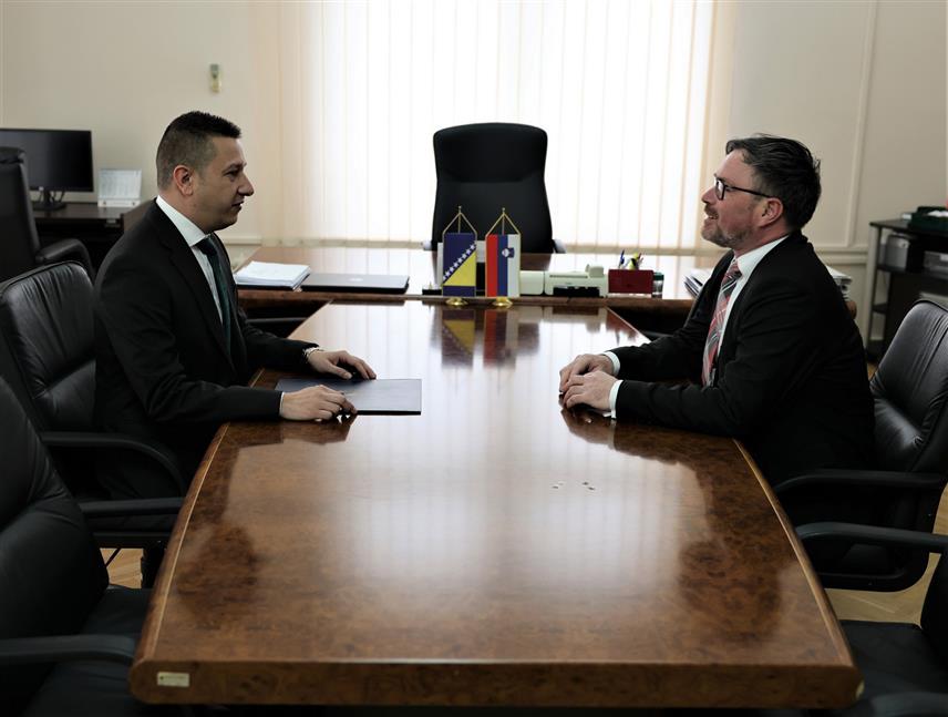 САРАЈЕВО, 11. ФЕБРУАРА /СРНА/ - Замјеник министра одбране у Савјету министара Александар Гогановић састао се данас у Сарајеву са словеначким амбасадором у БиХ Дамијаном Седаром.	