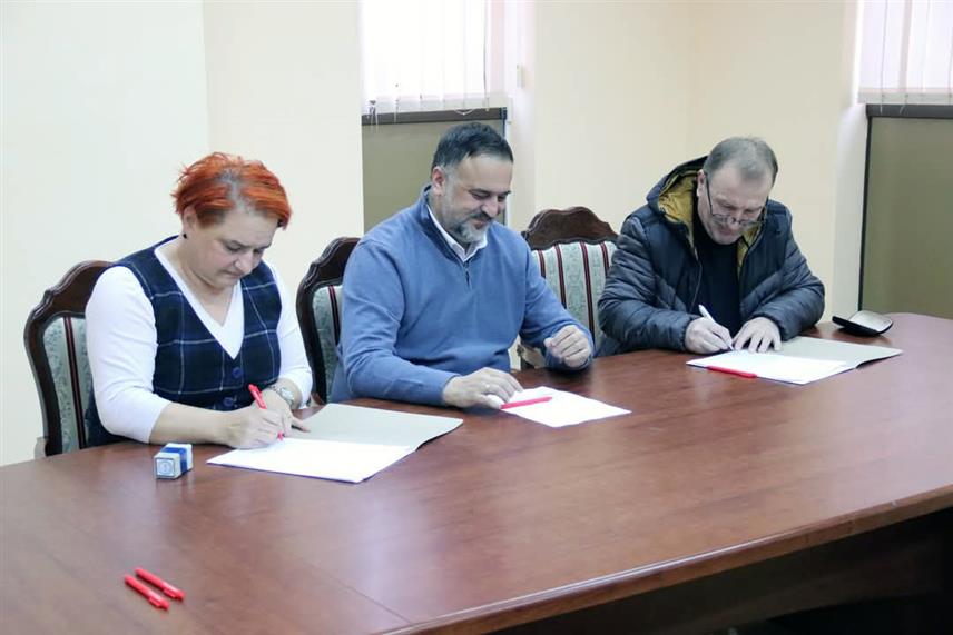 ДЕРВЕНTА, 11. ФЕБРУАРА /СРНА/ - Градоначелник Дервенте Игор Жунић потписао је данас уговоре са представницима удружења грађана и невладиним организацијама, за које је из буџета обезбијеђено 290.000 КМ.	