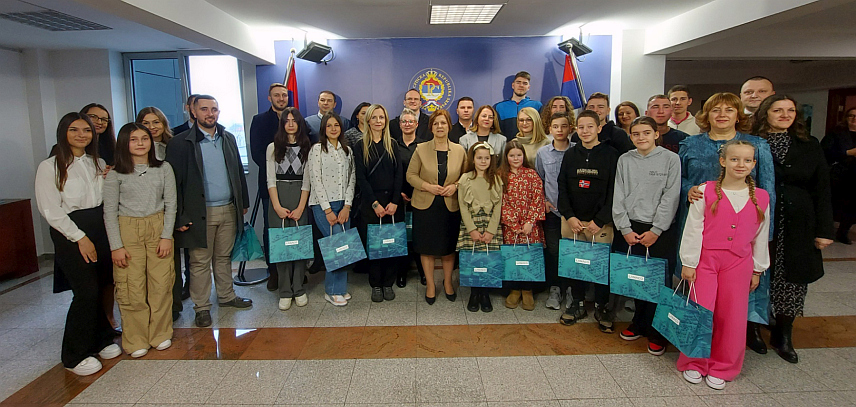 БАЊАЛУКА, 11. ФЕБРУАРА /СРНА/ - Министар просвјете и културе Републике Српске Жељка Стојичић уручила је данас награде ученицима и њиховим менторима, које су освојили у оквиру такмичења "Како бити сигуран на интернету".	