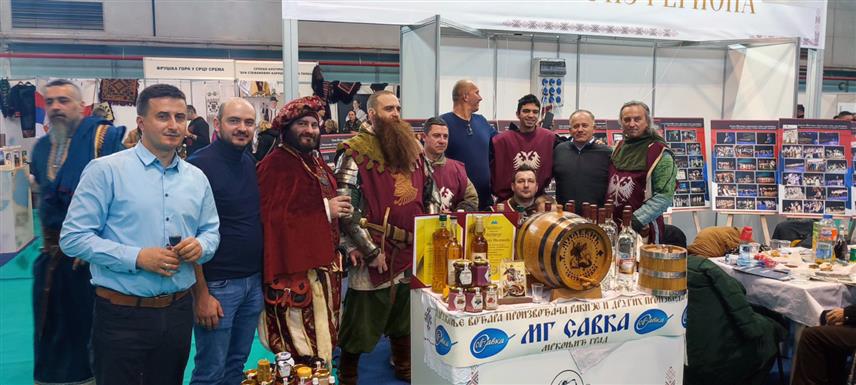 МРКОЊИЋ ГРАД, 11. ФЕБРУАРА /СРНА/ - На Сајму завичаја у Новом Саду учествовали су и представници Удружења воћара, произвођача ракије и других производа "МГ Савка", који су изложили разне врсте ракија, као што су шљивовица, јабуковача, дуњевача и медовача.	