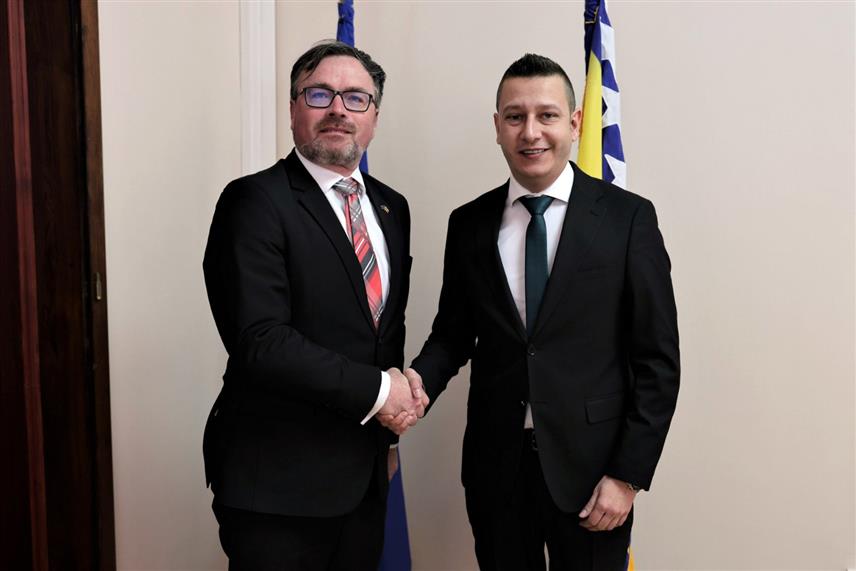 САРАЈЕВО, 11. ФЕБРУАРА /СРНА/ - Замјеник министра одбране у Савјету министара Александар Гогановић разговарао је данас у Сарајеву са амбасадором Републике Словеније Дамианом Седаром.