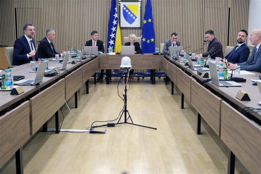 САРАЈЕВО, 12. ФЕБРУАРА /СРНА/ - Сједница Савјета министара на чијем је дневном реду захтјев за иницирање гласања о реконструкцији Савјета министара на приједлог Представничког дома Парламентарне скупштине БиХ.