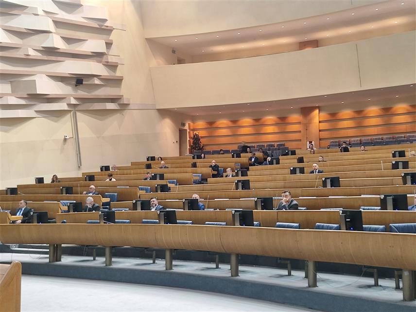 САРАЈЕВО, 12. ФЕБРУАРА /СРНА/ - Хитна сједница Представничког дома Парламентарне скупштине БиХ на чијем је дневном реду иницијатива за смјену министра иностраних послова у Савјету министара Елмедина Конаковића, а којој на присуствују посланици СНСД-а и Српског клуба.