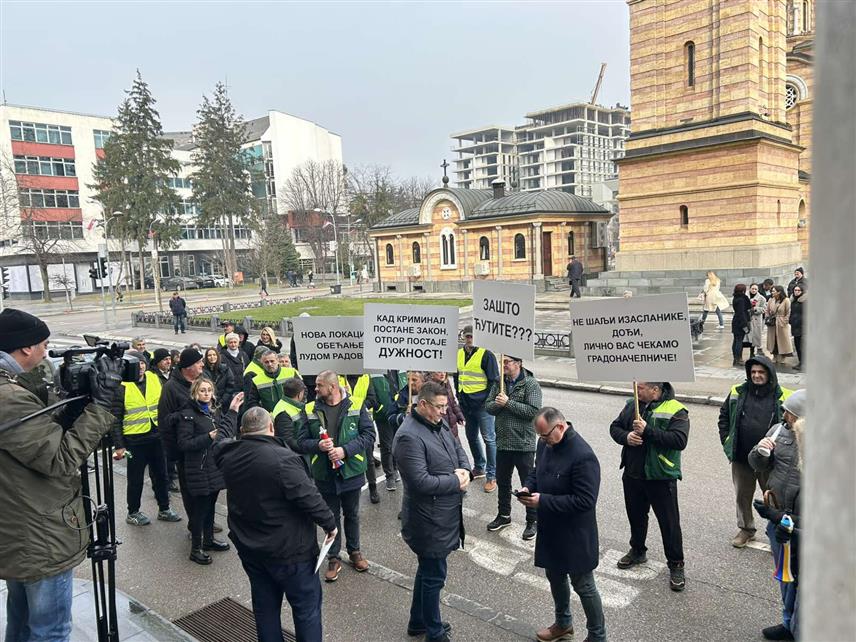 БАЊАЛУКА, 12. ФЕБРУАРА /СРНА/ - Радници предузећа "Деп-от" окупили су се данас са транспарентима на протесту испред Градске управе у Бањалуци, захтијевајући да се ријеши проблем земљишта у Рамићима гдје се налази депонија.