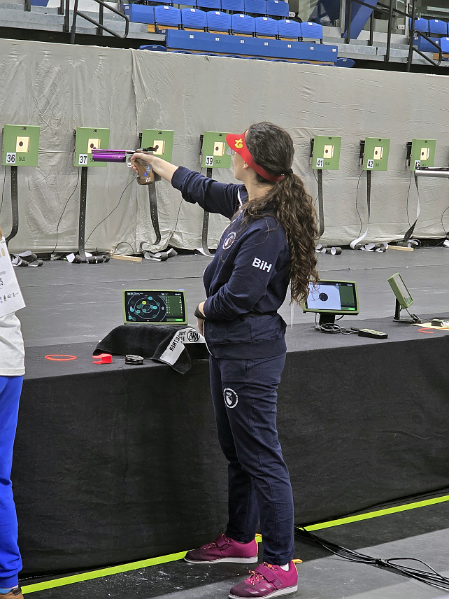 ТАЛИН,12. ФЕБРУАРА /СРНА/ - Најбоља такмичарка Републике Српске и БиХ у дисциплини ваздушни пиштољ Софија Ракић завршила је наступ на Европском првенству у Tалину у Естонији без медаље, али је испунила услове за одлазак на Олимпијаду младих, саопштио је њен тренер Предраг Ракић.