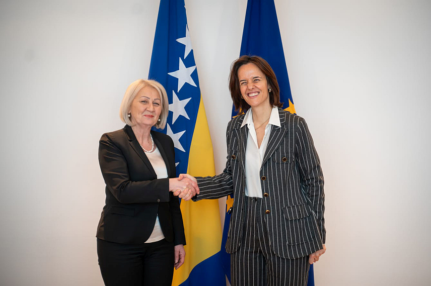 САРАЈЕВО, 12. ФЕБРУАРА /СРНА/ - Предсједавајућа Савјета министара Борјана Кришто данас је у разговору са новоименованим амбасадором Шпаније у БиХ Мариjом Молином Алварез де Толедо оцијенила да постоји значајан простор за наставак унапређења добре и пријатељске сарадње двије земље, посебно у привредном сектору, али и другим областима.	
