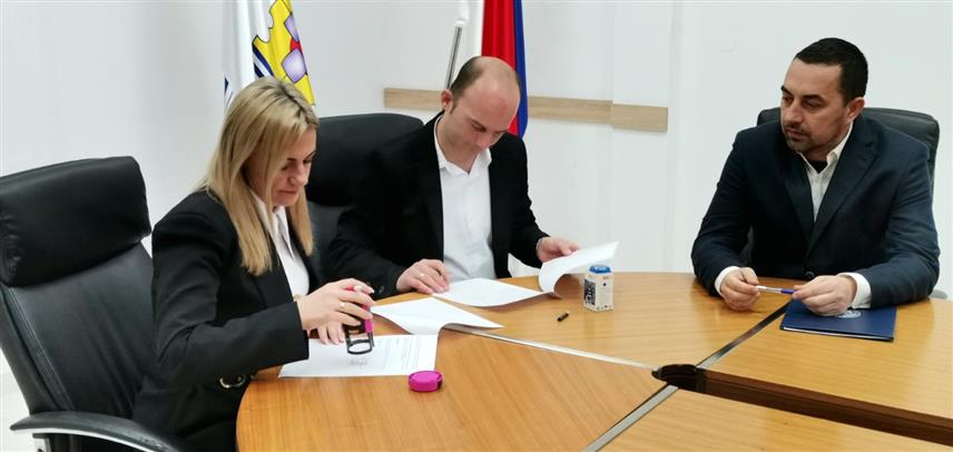 ДОБОЈ, 13. ФЕБРУАРА /СРНА/ - Градска организација Црвеног крста у Добоју потписала је данас Меморандум о сарадњи са локалном Организацијом породица погинулих и заробљених бораца и несталих цивила који предвиђа пружање услуге туђе његе немоћним лицима овог удружења.