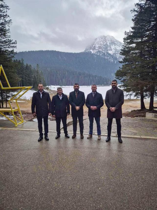 ТРНОВО, 13. ФЕБРУАРА /СРНА/ - Начелник општине Трново Мирослав Бјелица и предсједник Скупштине општине Синиша Голијанин боравили су у званичној посјети општинама Жабљак и Будва са циљем размјене искуства и унапређења међусобне сарадње.