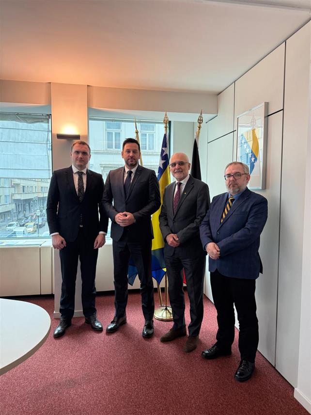 БАЊАЛУКА/БРИСЕЛ, 13. ФЕБРУАРА /СРНА/ - Директор Агенције за идентификационе документе, евиденцију и размјену података БиХ /ИДДЕЕА/ Алмир Бадњевић одржао je низ састанака у Бриселу са представницима дипломатских мисија БиХ и институција ЕУ, с циљем јачања сарадње у области дигиталне трансформације и модернизације услуга које ова агенција пружа грађанима.