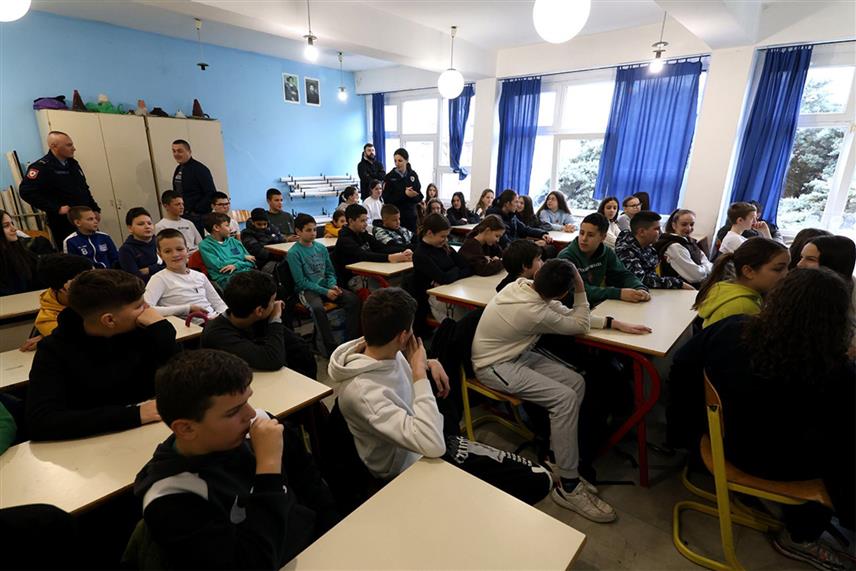 ТРЕБИЊЕ, 13. ФЕБРУАРА /СРНА/ - Службеници Полицијске станице Требиње одржали су данас предавање о превенцији вршњачког насиља ученицима виших разреда требињске Основне школе "Вук Караџић", које су упознали о посљедицама и начинима заштите.