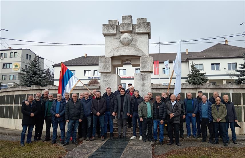 СОКОЛАЦ, 13. ФЕБРУАРА /СРНА/ - На Централном спомен-обиљежју на Сокоцу, на ком су исписана имена 1.170 бораца Сарајевско-романијске регије, данас су положени вијенци поводом обиљежавања Дан бораца Републике Српске и 221 година од Првог српског устанка.