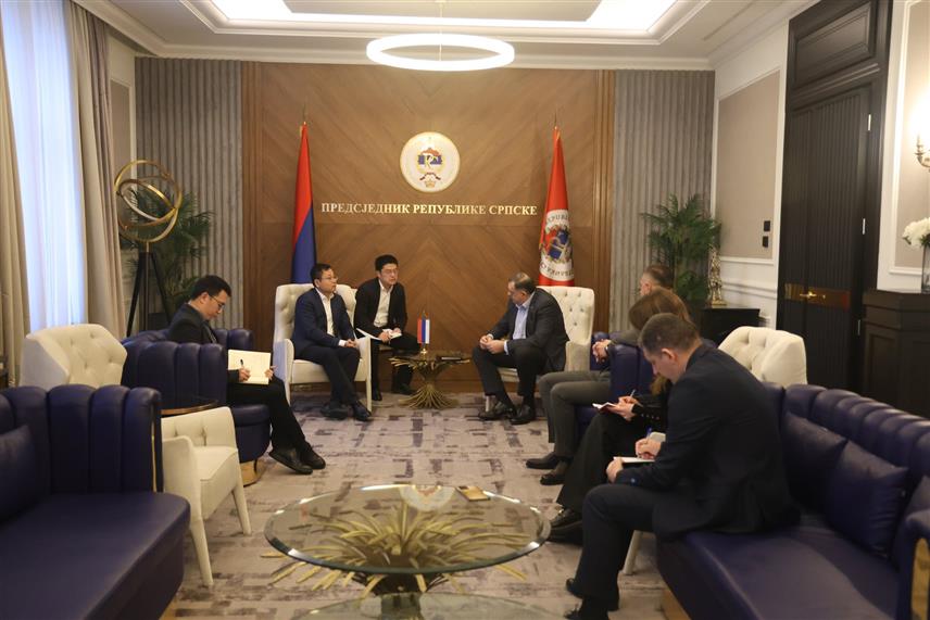 БАЊАЛУКА, 13. ФЕБРУАРА /СРНА/ - Предсједник Републике Српске Милорад Додик разговарао је данас са представницима о изградњи ауто-пута Бањалука - Приједор, који су га упознали о динамици радова на овом регионално значајном пројекту.