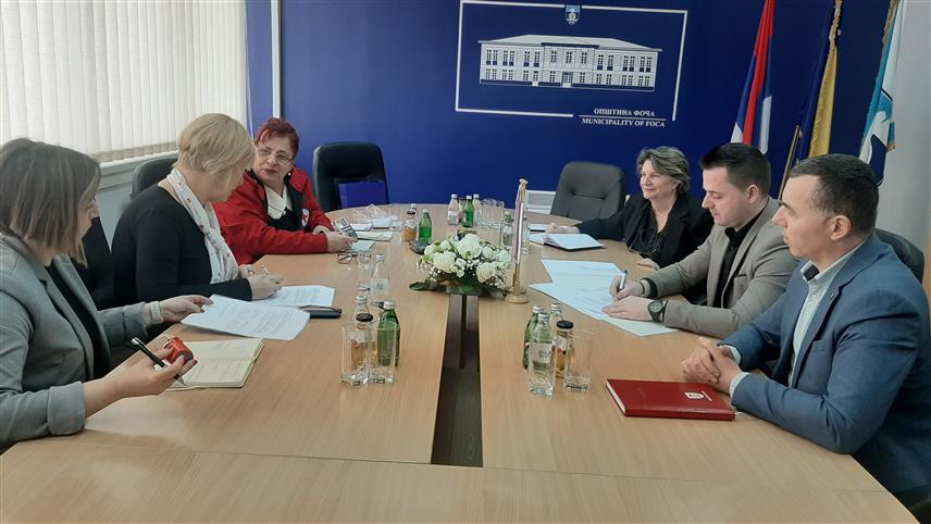 ФОЧА, 13. ФЕБРУАРА /СРНА/ - Општина Фоча и Црвени крст Швајцарске пету годину спроводе програм помоћи и његе у кући за стара лица и активног и здравог старења, а међусобне обавезе усагласили су данас потписивањем анекса постојећег уговора који се односи на финансирање у овој години.