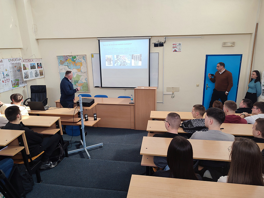 ГРАДИШКА, 13. ФЕБРУАРА /СРНА/ - Професори Машинског факултета Универзитета у Бањалуци Бранислав Средановић и Милисав Марковић одржали су данас предавање ученицима Техничке школе у Градишци о адитивним технилогијама и три де штампању металних материјала.