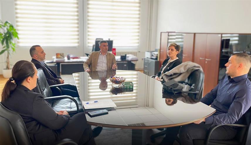 ИСТОЧНО САРАЈЕВО, 13. ФЕБРУАРА /СРНА/ - Вршилац дужности директора Завода за запошљавање Републике Српске Дамјан Шкипина разговарао је са представницима фирме "Елнос БЛ" о досадашњој сарадњи и даљем унапређењу запошљавања.