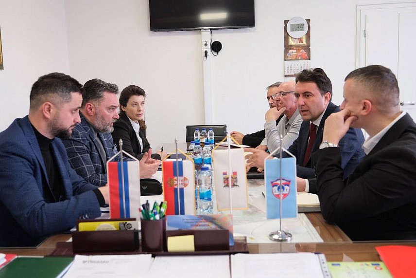 САРАЈЕВО, 13. ФЕБРУАРА /СРНА/ - Министар спољне трговине и економских односа у Савјету министара Сташа Кошарац боравио је данас у радној посјети Рогатици и Сокоцу гдје је са начелницима општина Нинославом Прелићем и Страхињом Башевићем разговарао о реализацији пројеката у области заштите животне средине, енергетске ефикасности, управљања водама и туризму.