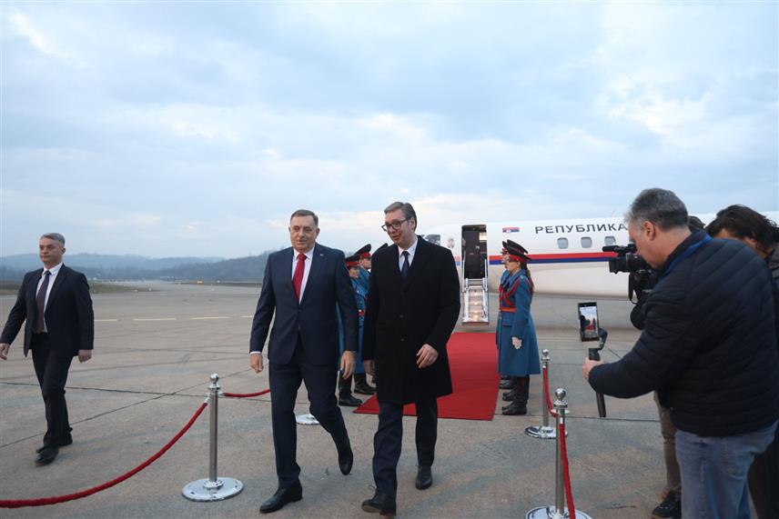 БАЊАЛУКА, 13. ФЕБРУАРА /СРНА/ - Предсједник Републике Српске Милорад Додик дочекао је данас на Међународном аеродрому Бањалука предсједника Србије Александра Вучића у оквиру прославе Сретења, Дана државности Републике Србије и Дана државности Републике Српске./Фото - Борислав Здриња/