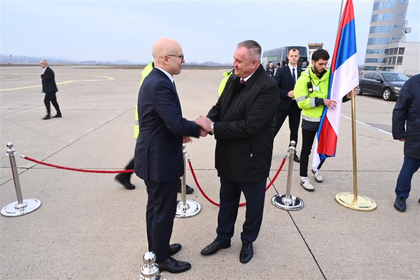 БАЊАЛУКА, 13. ФЕБРУАРА /СРНА/ - Премијер Републике Српске Радован Вишковић дочекао је на аеродрому у Бањалуци делегацију Владе Србије коју предводи предсједник Владе Србије у оставци Милош Вучевић.