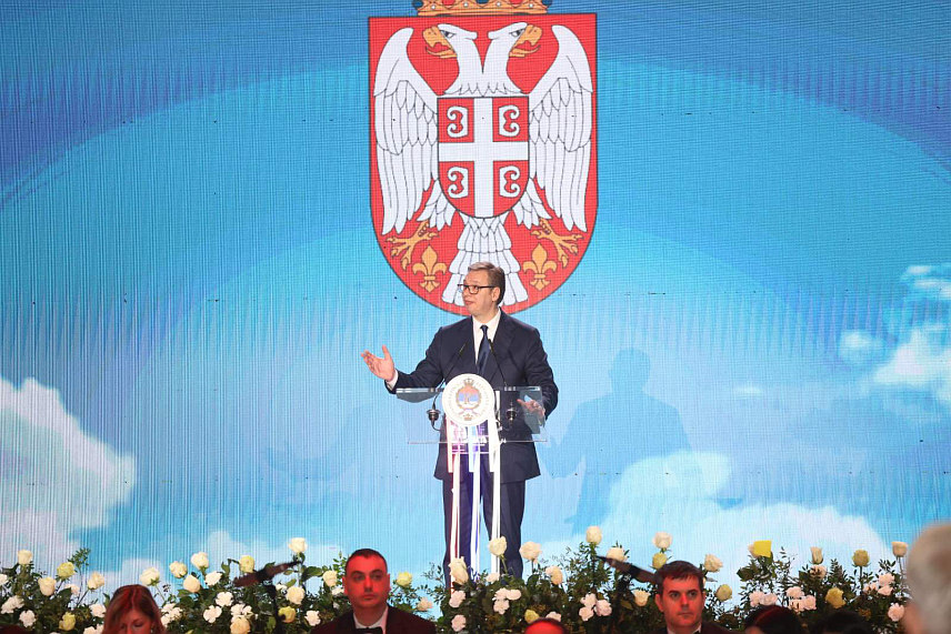 БАЊАЛУКА, 13. ФЕБРУАРА /СРНА/ - Предсједник Србије Александар Вучић рекао је вечерас на свечаној академији у Бањалуци поводом Сретења да су Срби у Републици Српској и Србији један исти народ и да Србија неће окренути леђа Републици Српској, њеном руководству и предсједнику Милораду Додику каква год буде пресуда Суда БиХ. /Фото - Борислав Здриња/