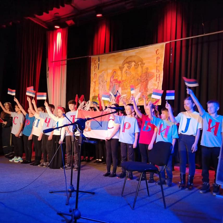 ПАЛЕ, 13. ФЕБРУАРА /СРНА/ - Манифестација "Сретењске свечаности" почела је вечерас на Палама, гдје је одржана манифестација "Српчад Србији" у част обиљежавања великог православног празника Сретења Господњег и Дана државности Србије и Дана државности Републике Српске.