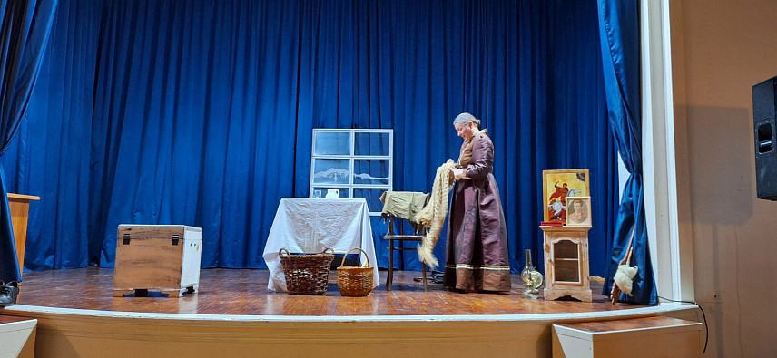 ХАН ПИЈЕСАК, 13. ФЕБРУАРА /СРНА/ - У Дому културе на Хан Пијеску вечерас је глумица Маја Колунџија Зорое извела монодраму "Искра" о животу Николе Tесле из визуре његове мајке Георгине Ђуке Тесле /Мандић/, којом је одушевила публику.