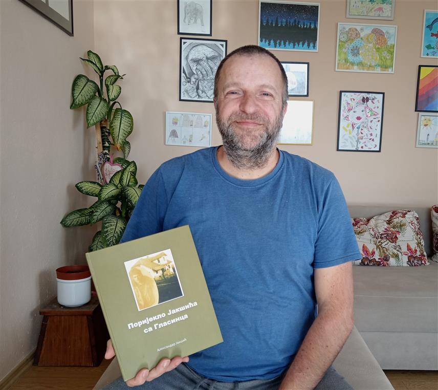 СОКОЛАЦ, 12. ФЕБРУАРА /СРНА/ - Александар Јакшић са Сокоца посветио је двије деценије истраживању поријекла племена Дробњаци.