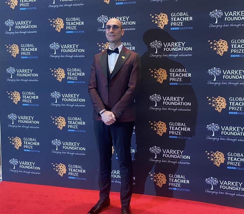 БАЊАЛУКА/ДУБАЈИ, 14. ФЕБРУАРА /СРНА/ - Професор историје и латинског језика у Гимназији Бањалука и доцент на бањалучком Филозофском факултету Данило Ковач, који је проглашен за једног од 50 најбољих наставника свијета, у Дубаију је додијељена титула амбасадора Свјетске награде за наставнике.