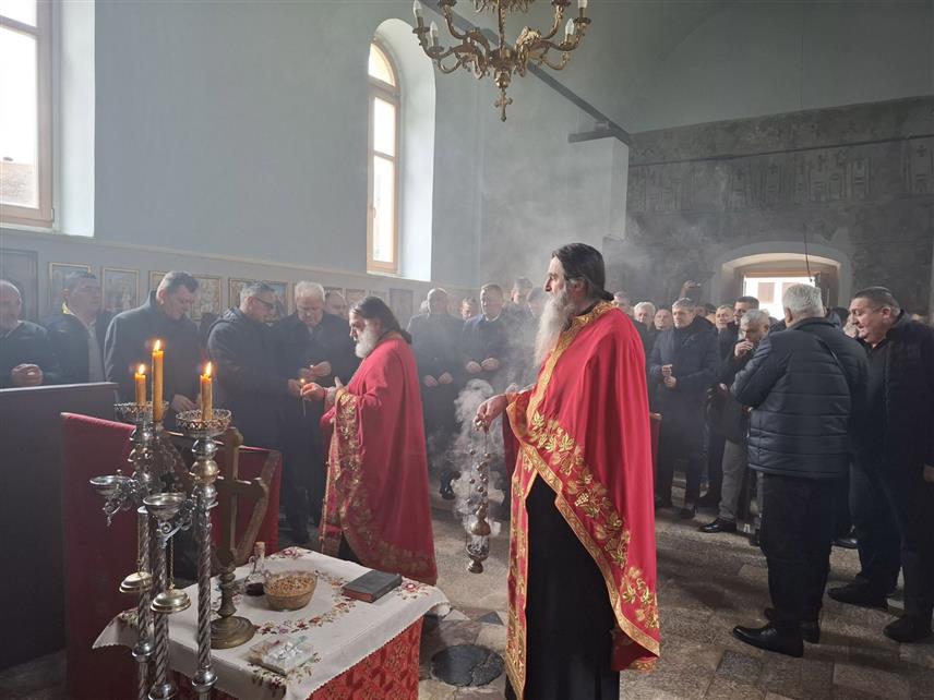 ВИШЕГРАД, 14. ФЕБРУАРА /СРНА/ - Код Централног споменика на Тргу палих бораца у Вишеграду данас је, у присуству званичника Републике Српске и Србије, служен помен и положени вијенци поводом обиљежавања 221 године од Првог српског устанка и Дана бораца Одбрамбено-отаџбинског рата Републике Српска, у којем су погинула 23.752 борца.