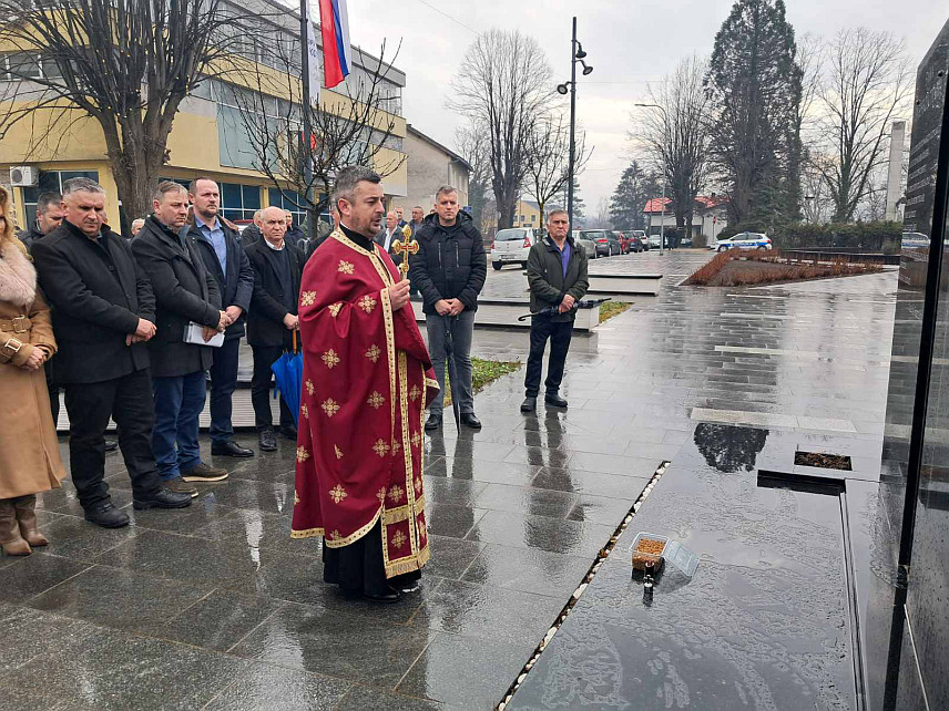 КОТОР ВАРОШ, 14. ФЕБРУАРА /СРНА/ - Поменом за погинуле борце Војске Републике Српске и полагањем цвијећа на централном Спомен-обиљежју, у Котор Варошу је обиљежен Дана бораца Републике Српске и Дана Борачке организације Српске.