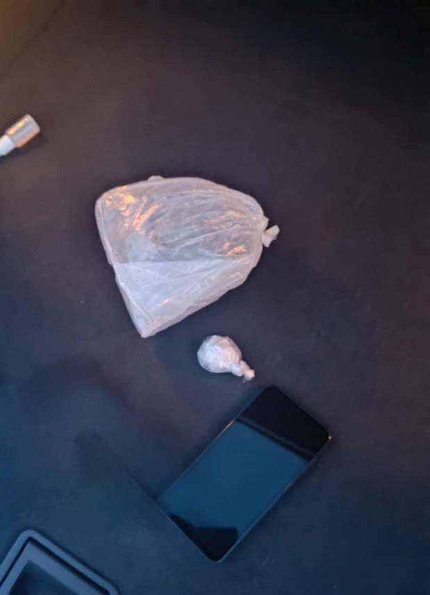 ДОБОЈ, 14. ФЕБРУАРА /СРНА/ - Добојска полиција ухапсила је лице из Станара због одбијања да се тестира на дрогу, а претресом његовог аутомобила пронађени су кокаин и марихуана.