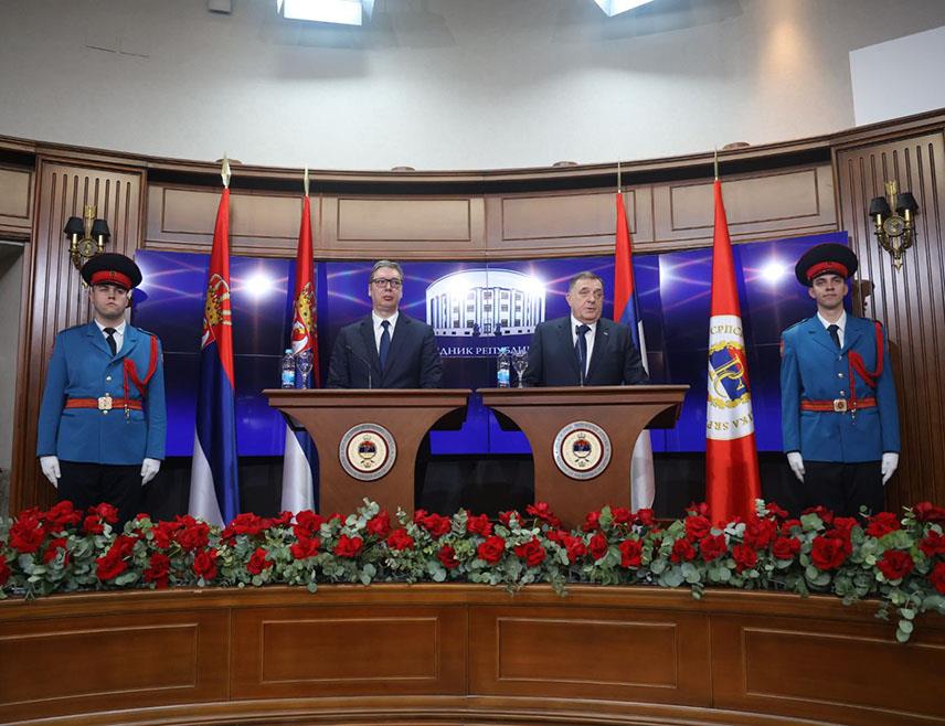 БАЊАЛУКА, 14. ФЕБРУАРА /СРНА/ - Предсједници Републике Српске и Србије Милорад Додик и Александар Вучић на конференцији за новинаре, након састанка делегација Републике Српске и Србије у Бањалуци. /Фото - Борислав Здриња/