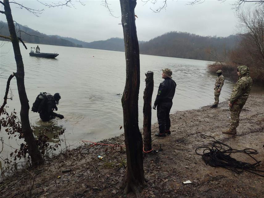 БАЊАЛУКА, 14. ФЕБРУАРА /СРНА/ - Припадници Специјалне антитерористичке јединице Министарства унутрашњих послова /МУП/ Републике Српске, ронилачки тимови, данас су ангажовани на претрази језера Дренова код Прњавора у оквиру потраге за одбјеглим Емиром Селимовићем, осумњиченим за двоструко убиство у Калесији.
