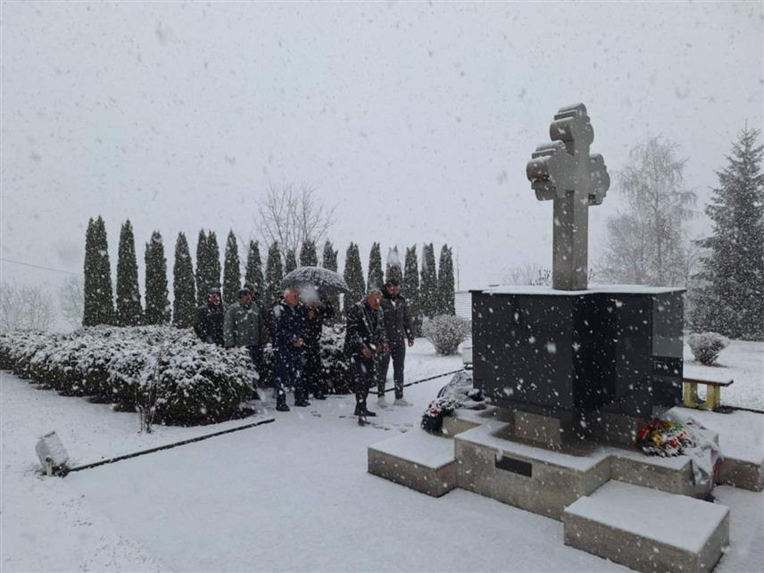 КРУПА НА УНИ, 14. ФЕБРУАРА /СРНА/ - У Доњем Дубовику, административном центру општине Крупа на Уни, данас су положени вијенци и прислужене свијеће код спомен-обиљежја погинулим борцима 11. крупске лаке пјешадијске бригаде, поводом Дана бораца Одбрамбено-отаџбинског рата и 221 године од подизања Првог српског устанка.