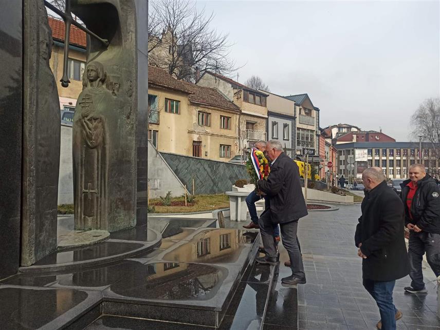 ЗВОРНИК, 14. ФЕБРУАРА /СРНА/ - Представници борачких организација града Зворника данас су положили вијенце на споменик за 1.084 погинула борца у протеклом рату поводом обиљежавања Дан бораца Одбрамебно-отаџбинског рата Републике Српске.