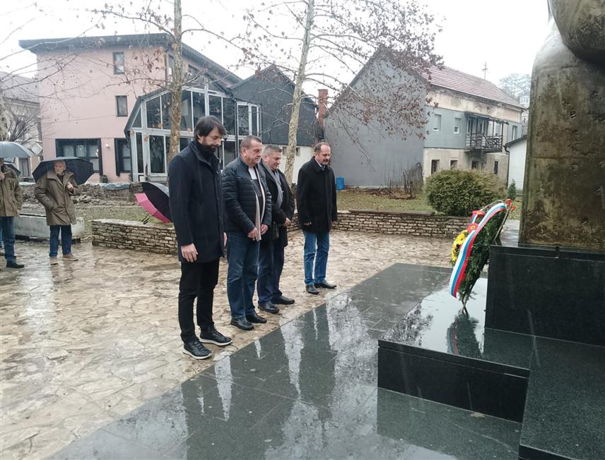 НОВИ ГРАД, 14. ФЕБРУАРА /СРНА/ - У Новом Граду је данас, поводом Дана бораца Републике Српске и 221 године Првог српског устанка положен вијенац и прислужене су свијеће код централног спомен-обиљежја погинулим борцима Војске Републике Српске.