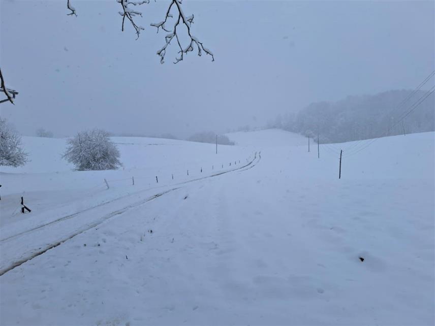 КРУПА НА УНИ, 14. ФЕБРУАРА /СРНА/ - Снијег је на подручју општине Крупа на Уни нападао 15-ак центиметара и отежава саобраћај на регионалном путном правцу Рудице- Доњи Дубовик.