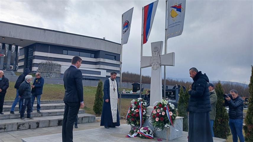 ИСТОЧНО НОВО САРАЈЕВО, 14. ФЕБРУАРА /СРНА/ - У Источном Новом Сарајеву данас су поводом Дана бораца Републике Српске положени вијенци код Централног споменика на војничком гробљу Враца и служен је парастос погинулим борцима у Одбрамбено-отаџбинском рату.