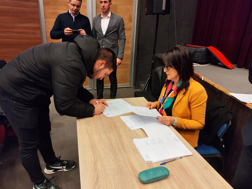 БРАТУНАЦ, 14. ФЕБРУАРА /СРНА/- Начелник општине Братунац Лазар Продановић потписао је уговоре о стипендирању са 168 студената, за што је ова локална заједница у буџету обезбиједила 200.000 КМ.